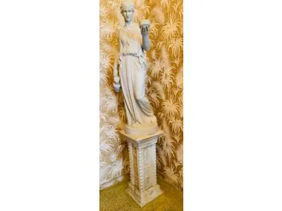 LOTE 103 - BELA ESCULTURA FEMININA AVALIADA EM 5 MIL REAIS  , EM PÓ DE MÁRMORE,  1,56M TOTAL. ESCULTURA 1,00M , BASE: 0,56CM (NO ESTADO)