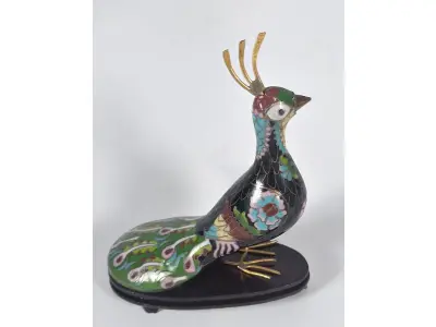 LOTE 075 - RARO CLOISONNÉ ORIENTAL, PAVÃO, COM PEANHA ORIGINAL EM MADEIRA E ESTOJO ORIGINAL. EM EXCELENTE ESTADO (NO ESTADO)