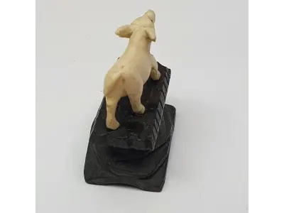LOTE 054 - MINI ESCULTURA DA ÁFRICA EM MARFIM REPRESENTANDO TOURO 33 MM X 35 MM  X 28 MM (NO ESTADO)