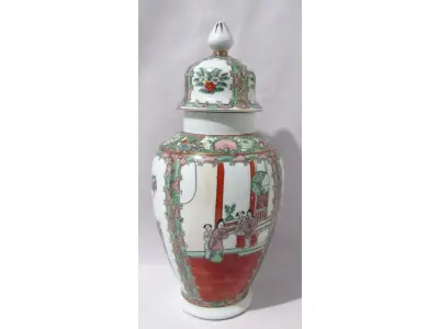 LOTE 118 - LINDO POTICHE IMPORTADO EM PORCELANA ORIENTAL , DESENHOS COM FLORES, PÁSSAROS, PAISAGENS ORIENTAIS MARCADO NO FUNDO. MEDIDAS: 39,5 CM DE ALTURA X 58 CM DE CIRCUNFERÊNCIA.(NO ESTADO)
