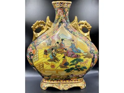LOTE 057 - ANTIGA ANFORA DE PORCELANA IMPORTADA ORIENTAL 29 /8,5/ 33 CM DE ALTURA. (NO ESTADO)