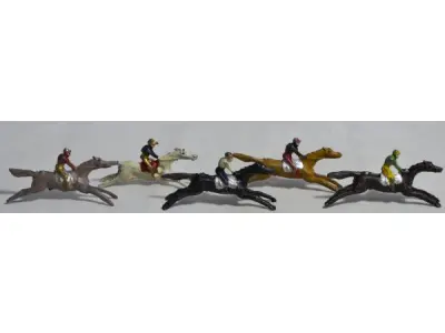 LOTE 071 - COLEÇÃO COM 28 MINIATURAS DE CAVALOS DE CORRIDA ANTIGOS DÉCADA DE 80 COM  JÓQUEIS EM CHUMBO, POLICROMADA, (NO ESTADO)