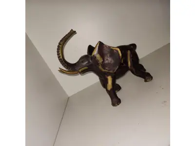 LOTE 066 - ESCULTURA ELEFANTE BEM  PESADO EM  BRONZE MASSIÇO 26 DE  ALT X 30 COMP X 15  LARG (NO ESTADO)