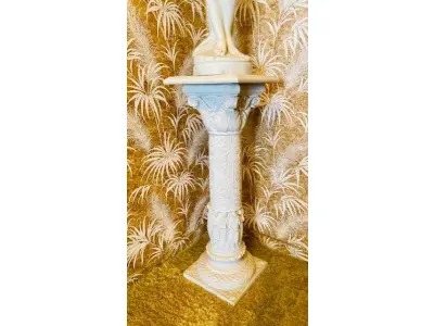 LOTE 093 - BELA ESCULTURA FEMININA EM PÓ DE MÁRMORE, AVALIADA EM 5 MIL REAIS COM BASE RICOS DETALHES. 1,52M TOTAL.  ESCULTURA: 76CM , BASE: 76CM (NO ESTADO)