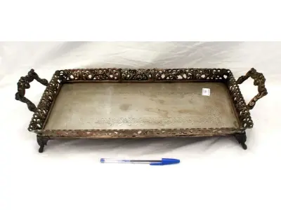 LOTE 098 - ANTIGA BANDEJA PRODUZIDA PRINCÍPIO DO SÉCULO XX. EM METAL PRATEADO, MEDIDAS 51X23 CM, (NO ESTADO)