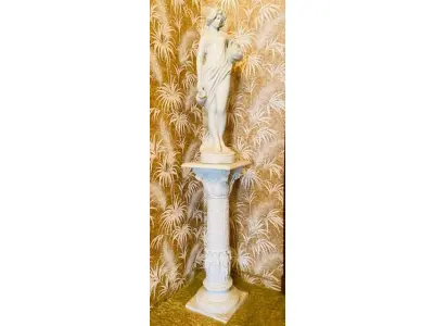 LOTE 093 - BELA ESCULTURA FEMININA EM PÓ DE MÁRMORE, AVALIADA EM 5 MIL REAIS COM BASE RICOS DETALHES. 1,52M TOTAL.  ESCULTURA: 76CM , BASE: 76CM (NO ESTADO)