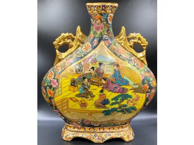 LOTE 057 - ANTIGA ANFORA DE PORCELANA IMPORTADA ORIENTAL 29 /8,5/ 33 CM DE ALTURA. (NO ESTADO)