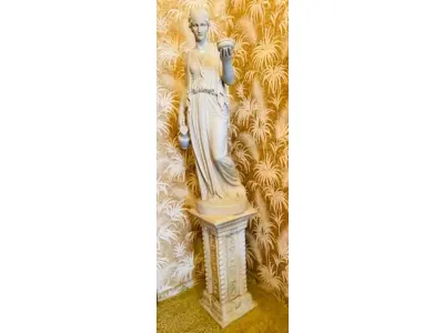 LOTE 103 - BELA ESCULTURA FEMININA AVALIADA EM 5 MIL REAIS  , EM PÓ DE MÁRMORE,  1,56M TOTAL. ESCULTURA 1,00M , BASE: 0,56CM (NO ESTADO)