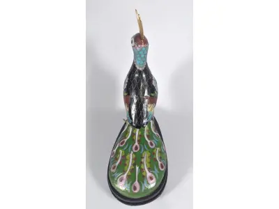 LOTE 075 - RARO CLOISONNÉ ORIENTAL, PAVÃO, COM PEANHA ORIGINAL EM MADEIRA E ESTOJO ORIGINAL. EM EXCELENTE ESTADO (NO ESTADO)