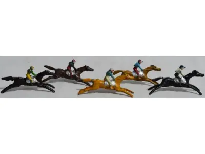 LOTE 071 - COLEÇÃO COM 28 MINIATURAS DE CAVALOS DE CORRIDA ANTIGOS DÉCADA DE 80 COM  JÓQUEIS EM CHUMBO, POLICROMADA, (NO ESTADO)