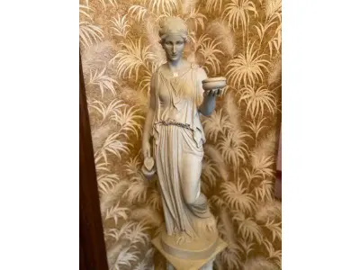 LOTE 103 - BELA ESCULTURA FEMININA AVALIADA EM 5 MIL REAIS  , EM PÓ DE MÁRMORE,  1,56M TOTAL. ESCULTURA 1,00M , BASE: 0,56CM (NO ESTADO)