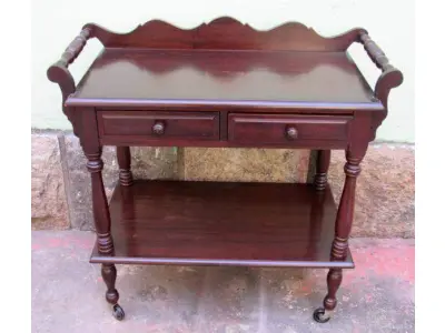 LOTE 114 - RARO E LINDO CARRINHO DE CHÁ, MADEIRA MACIÇA, TORNEADAS, PRATELEIRA,  DUAS GAVETAS ALT:80 CM; LARG: 80 CM; PROF: 41 CM.(NO ESTADO)