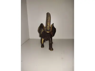 LOTE 066 - ESCULTURA ELEFANTE BEM  PESADO EM  BRONZE MASSIÇO 26 DE  ALT X 30 COMP X 15  LARG (NO ESTADO)