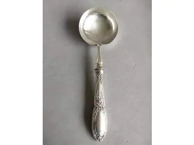LOTE 105 - LINDA CONCHA ESPESSURADA A PRATA. MEDE 23 CM(NO ESTADO)