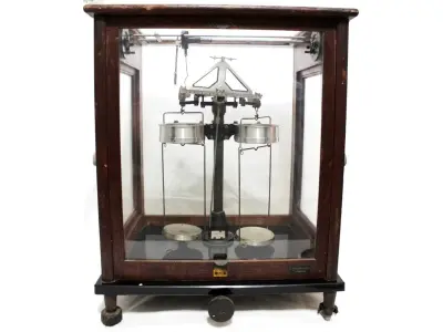 LOTE 104 - RARA BALANÇA DE PRECISÃO IMPORTADA SARTORIUS WERKE FABRICADO PELA GOTTINGEN POR VOLTA DE 1930. (NO ESTADO)