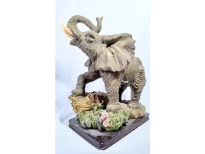 LOTE 082 - RARO ELEFANTE  AFRICANO  IMPORTADO  ITALIANO, EM RESINA POLICROMADA, BASE DE MADEIRA. MEDIDAS: 36X30X25 CM.(NO ESTADO)