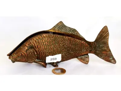 LOTE 092 - PORTA GUARDANAPOS, PRODUZIDO EM BRONZE, PEIXE, MAIOR COMPRIMENTO 21,5 CM.(NO ESTADO)