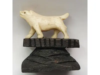 LOTE 055 - MINI ESCULTURA  EM MARFIM REPRESENTANDO TIGRE33 MM  X 38 MM  X 23 MM  (NO ESTADO)