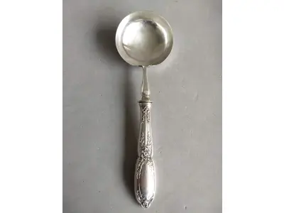 LOTE 105 - LINDA CONCHA ESPESSURADA A PRATA. MEDE 23 CM(NO ESTADO)