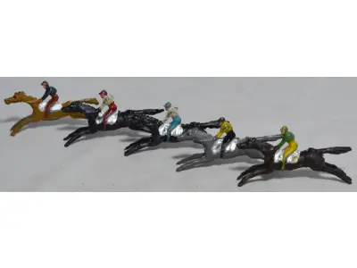 LOTE 071 - COLEÇÃO COM 28 MINIATURAS DE CAVALOS DE CORRIDA ANTIGOS DÉCADA DE 80 COM  JÓQUEIS EM CHUMBO, POLICROMADA, (NO ESTADO)