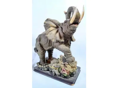 LOTE 082 - RARO ELEFANTE  AFRICANO  IMPORTADO  ITALIANO, EM RESINA POLICROMADA, BASE DE MADEIRA. MEDIDAS: 36X30X25 CM.(NO ESTADO)