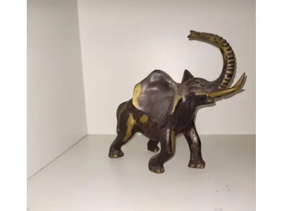 LOTE 066 - ESCULTURA ELEFANTE BEM  PESADO EM  BRONZE MASSIÇO 26 DE  ALT X 30 COMP X 15  LARG (NO ESTADO)