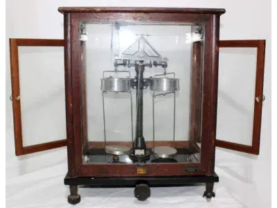 LOTE 104 - RARA BALANÇA DE PRECISÃO IMPORTADA SARTORIUS WERKE FABRICADO PELA GOTTINGEN POR VOLTA DE 1930. (NO ESTADO)