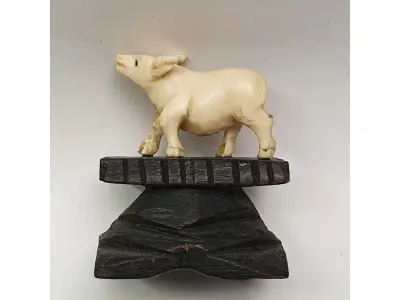 LOTE 054 - MINI ESCULTURA DA ÁFRICA EM MARFIM REPRESENTANDO TOURO 33 MM X 35 MM  X 28 MM (NO ESTADO)