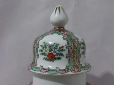 LOTE 118 - LINDO POTICHE IMPORTADO EM PORCELANA ORIENTAL , DESENHOS COM FLORES, PÁSSAROS, PAISAGENS ORIENTAIS MARCADO NO FUNDO. MEDIDAS: 39,5 CM DE ALTURA X 58 CM DE CIRCUNFERÊNCIA.(NO ESTADO)