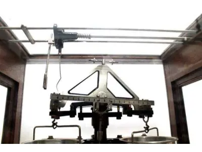 LOTE 104 - RARA BALANÇA DE PRECISÃO IMPORTADA SARTORIUS WERKE FABRICADO PELA GOTTINGEN POR VOLTA DE 1930. (NO ESTADO)