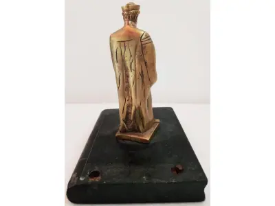 LOTE 081 - ESCULTURA  MAGISTRADO ALT.: 11 CM, BASE DE PEDRA FORMA DE LIVRO, DIM.: 2X9X12,5 CM  EM BRONZE MACIÇO (NO ESTADO)
