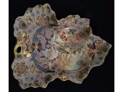 LOTE 120 - LINDÍSSIMO E RARO CENTRO DE MESA SATZUMA IMPORTADO  CHINES, EM PORCELANA, AO GOSTO POLICROMADO E REALÇADA A OURO, 25X27 CM . PEÇA MARCADA AO FUNDO (NO ESTADO)