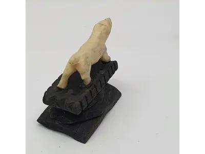 LOTE 055 - MINI ESCULTURA  EM MARFIM REPRESENTANDO TIGRE33 MM  X 38 MM  X 23 MM  (NO ESTADO)
