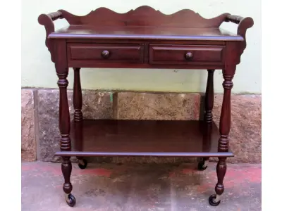 LOTE 114 - RARO E LINDO CARRINHO DE CHÁ, MADEIRA MACIÇA, TORNEADAS, PRATELEIRA,  DUAS GAVETAS ALT:80 CM; LARG: 80 CM; PROF: 41 CM.(NO ESTADO)