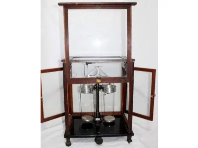 LOTE 104 - RARA BALANÇA DE PRECISÃO IMPORTADA SARTORIUS WERKE FABRICADO PELA GOTTINGEN POR VOLTA DE 1930. (NO ESTADO)