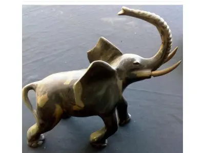 LOTE 066 - ESCULTURA ELEFANTE BEM  PESADO EM  BRONZE MASSIÇO 26 DE  ALT X 30 COMP X 15  LARG (NO ESTADO)