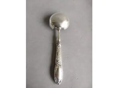 LOTE 105 - LINDA CONCHA ESPESSURADA A PRATA. MEDE 23 CM(NO ESTADO)