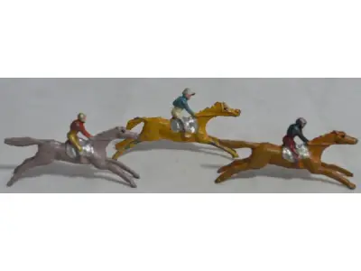LOTE 071 - COLEÇÃO COM 28 MINIATURAS DE CAVALOS DE CORRIDA ANTIGOS DÉCADA DE 80 COM  JÓQUEIS EM CHUMBO, POLICROMADA, (NO ESTADO)
