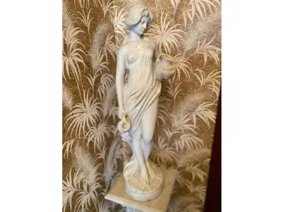 LOTE 093 - BELA ESCULTURA FEMININA EM PÓ DE MÁRMORE, AVALIADA EM 5 MIL REAIS COM BASE RICOS DETALHES. 1,52M TOTAL.  ESCULTURA: 76CM , BASE: 76CM (NO ESTADO)