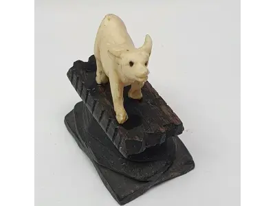 LOTE 054 - MINI ESCULTURA DA ÁFRICA EM MARFIM REPRESENTANDO TOURO 33 MM X 35 MM  X 28 MM (NO ESTADO)