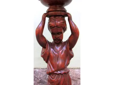 LOTE 113 - LINDA  FRUTEIRA , EM MADEIRA MACIÇA ALT: 90 CM; DIAM: 34 CM.(NO ESTADO)