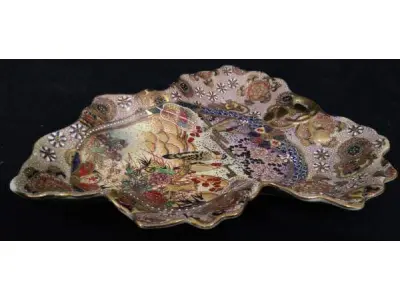 LOTE 120 - LINDÍSSIMO E RARO CENTRO DE MESA SATZUMA IMPORTADO  CHINES, EM PORCELANA, AO GOSTO POLICROMADO E REALÇADA A OURO, 25X27 CM . PEÇA MARCADA AO FUNDO (NO ESTADO)