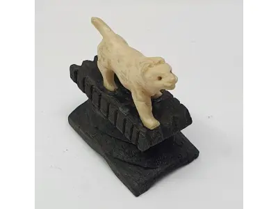 LOTE 055 - MINI ESCULTURA  EM MARFIM REPRESENTANDO TIGRE33 MM  X 38 MM  X 23 MM  (NO ESTADO)
