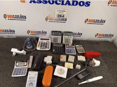LOTE 064 - 01 LOTE COM VÁRIAS CALCULADORAS E PERIFÉRICOS DIVERSOS. (NO ESTADO) ATENÇÃO! FAZER A VISITAÇÃO ANTES DE ARREMATAR, NÃO SABEMOS SE FUNCIONA. LEILÃO NÃO TEM GARANTIA E NEM DEVOLUÇÃO, SUJEITO A POSSÍVEIS AVARIAS VISÍVEIS/OCULTAS E/OU AUSÊNCIA DE COMPONENTES.