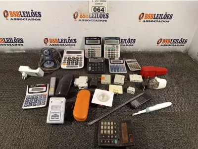 LOTE 064 - 01 LOTE COM VÁRIAS CALCULADORAS E PERIFÉRICOS DIVERSOS. (NO ESTADO) ATENÇÃO! FAZER A VISITAÇÃO ANTES DE ARREMATAR, NÃO SABEMOS SE FUNCIONA. LEILÃO NÃO TEM GARANTIA E NEM DEVOLUÇÃO, SUJEITO A POSSÍVEIS AVARIAS VISÍVEIS/OCULTAS E/OU AUSÊNCIA DE COMPONENTES.