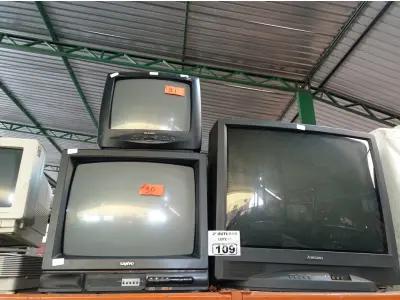 LOTE 109 - 03 TV’S DE TUBO MARCAS E MODELOS DIVERSOS PARA RETIRADA DE PEÇAS. (NO ESTADO) ATENÇÃO! FAZER A VISITAÇÃO ANTES DE ARREMATAR, NÃO SABEMOS SE FUNCIONA. LEILÃO NÃO TEM GARANTIA E NEM DEVOLUÇÃO, SUJEITO A POSSÍVEIS AVARIAS VISÍVEIS/OCULTAS E/OU AUSÊNCIA DE COMPONENTES.