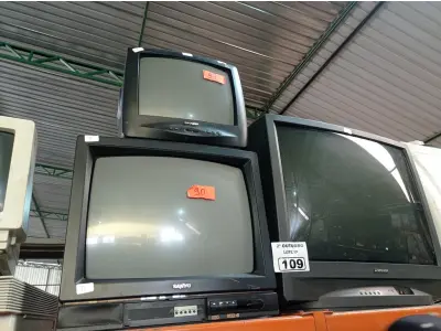 LOTE 109 - 03 TV’S DE TUBO MARCAS E MODELOS DIVERSOS PARA RETIRADA DE PEÇAS. (NO ESTADO) ATENÇÃO! FAZER A VISITAÇÃO ANTES DE ARREMATAR, NÃO SABEMOS SE FUNCIONA. LEILÃO NÃO TEM GARANTIA E NEM DEVOLUÇÃO, SUJEITO A POSSÍVEIS AVARIAS VISÍVEIS/OCULTAS E/OU AUSÊNCIA DE COMPONENTES.