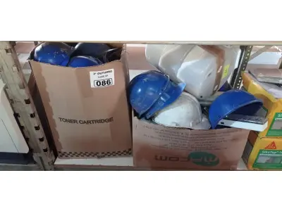 LOTE 086 - 01 LOTE COM CAPACETES DE SEGURANÇA NO TRABALHO, CHUVEIRO E VÁRIAS LUMINÁRIAS DE EMERGÊNCIA MARCAS E MODELOS DIVERSOS. (NO ESTADO) ATENÇÃO! FAZER A VISITAÇÃO ANTES DE ARREMATAR, NÃO SABEMOS SE FUNCIONA. LEILÃO NÃO TEM GARANTIA E NEM DEVOLUÇÃO, SUJEITO A POSSÍVEIS AVARIAS VISÍVEIS/OCULTAS E/OU AUSÊNCIA DE COMPONENTES.