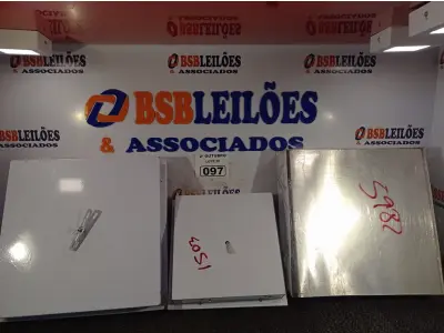 LOTE 097 - 03 LUMINÁRIAS DE EMBUTIR. (NO ESTADO) ATENÇÃO! FAZER A VISITAÇÃO ANTES DE ARREMATAR, NÃO SABEMOS SE FUNCIONA. LEILÃO NÃO TEM GARANTIA E NEM DEVOLUÇÃO, SUJEITO A POSSÍVEIS AVARIAS VISÍVEIS/OCULTAS E/OU AUSÊNCIA DE COMPONENTES.