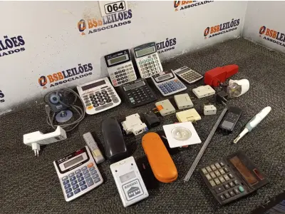 LOTE 064 - 01 LOTE COM VÁRIAS CALCULADORAS E PERIFÉRICOS DIVERSOS. (NO ESTADO) ATENÇÃO! FAZER A VISITAÇÃO ANTES DE ARREMATAR, NÃO SABEMOS SE FUNCIONA. LEILÃO NÃO TEM GARANTIA E NEM DEVOLUÇÃO, SUJEITO A POSSÍVEIS AVARIAS VISÍVEIS/OCULTAS E/OU AUSÊNCIA DE COMPONENTES.